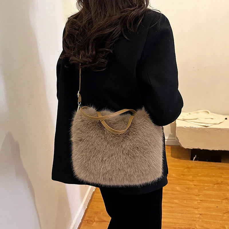 Faux fur tote bag- Jeccy