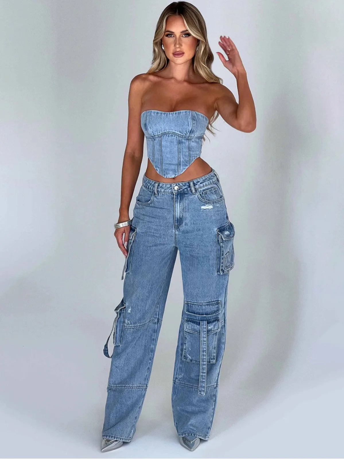 Stylish high-waist jeans for women with pockets.